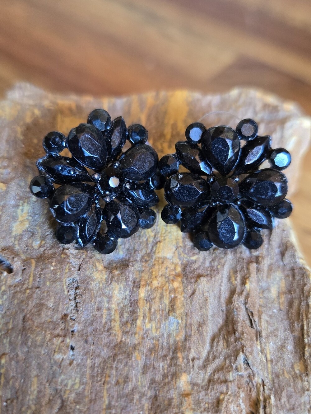 Black Cluster Flower Earrings - Women Jewelry - Picture 3 of 4